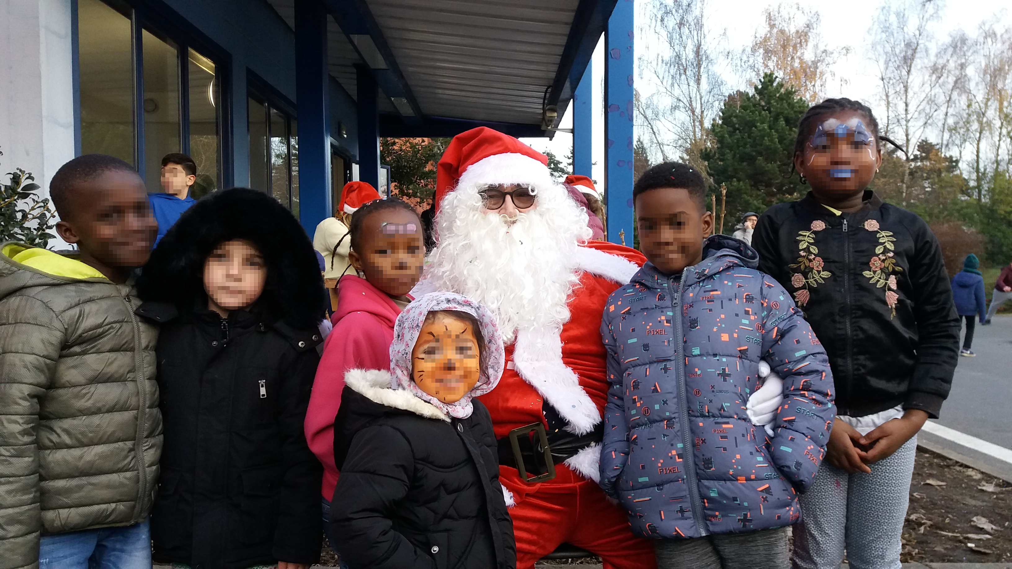 Le Père Noël pose avec les enfants bénéficiaires de l'après-midi de Noël organisé par le Secours Catholique Caritas France