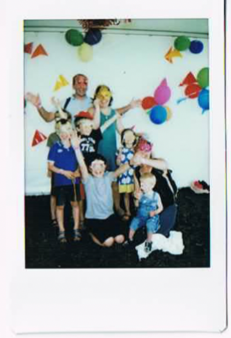 Photo de famille de tous âges, exprimant la fête par leur posture