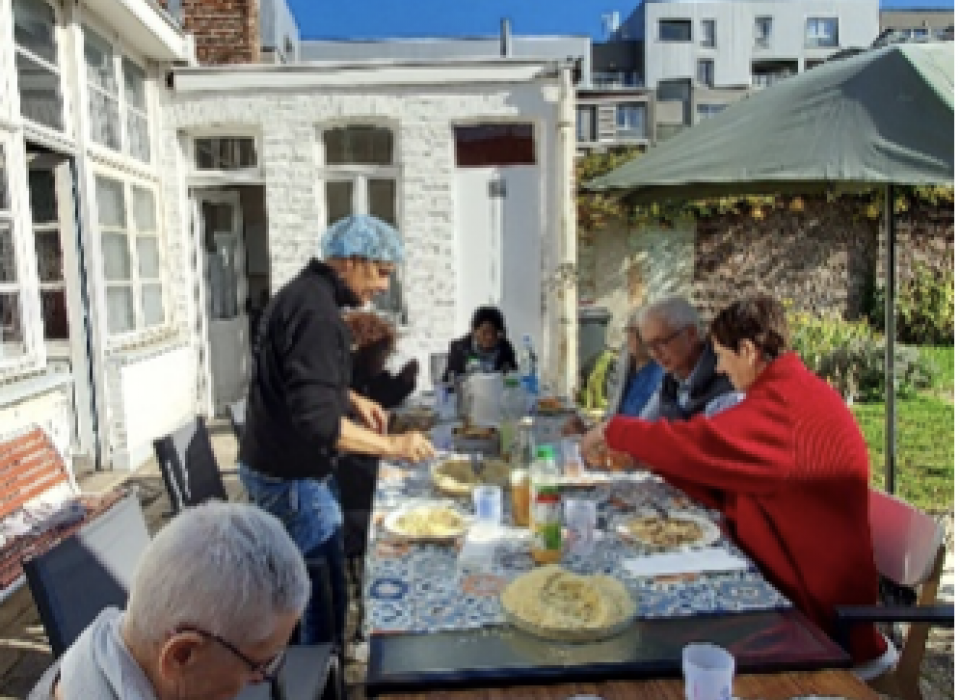 Un repas partagé sous le soleil, sur la terrasse du jardin