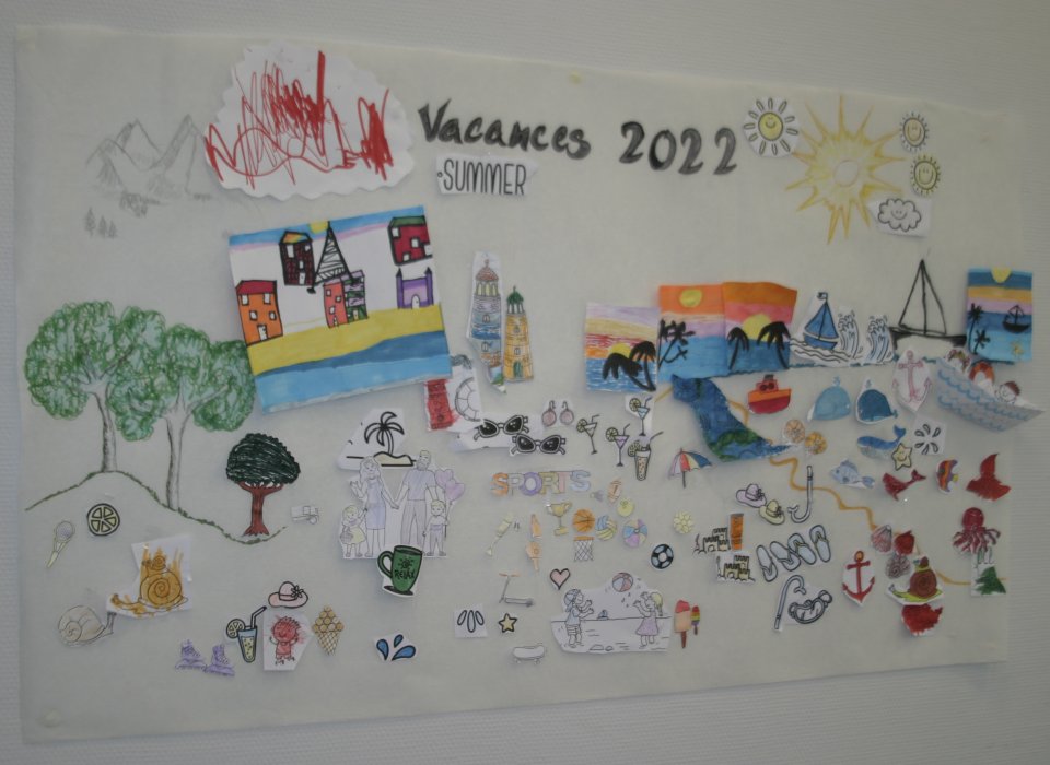Fresque estivale réalisée par des enfants accueillis, présentant des photos et des dessins sur le thème de l'été 